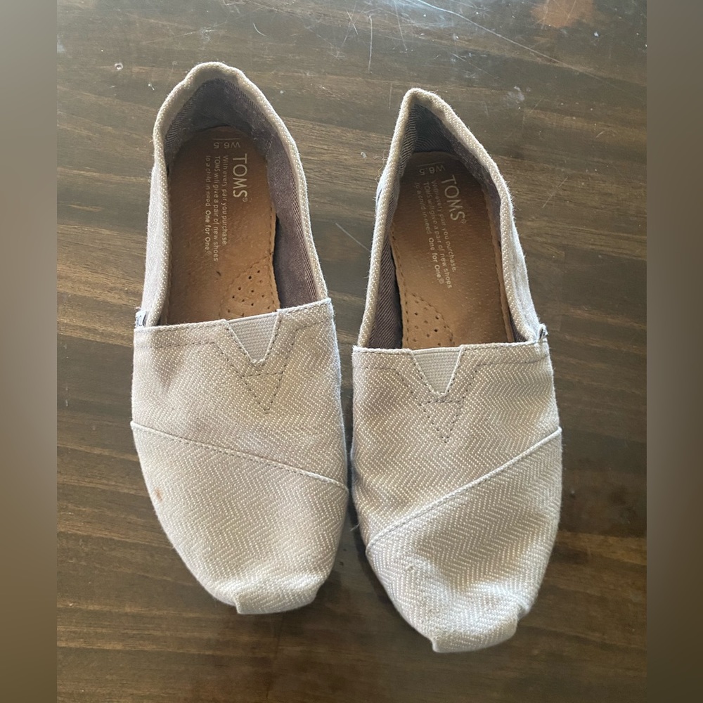 Women’s TOMS shoes